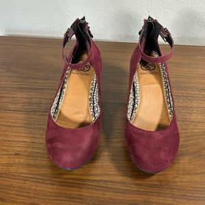 Daisy Fuentes Tessa burgundy dress wedges